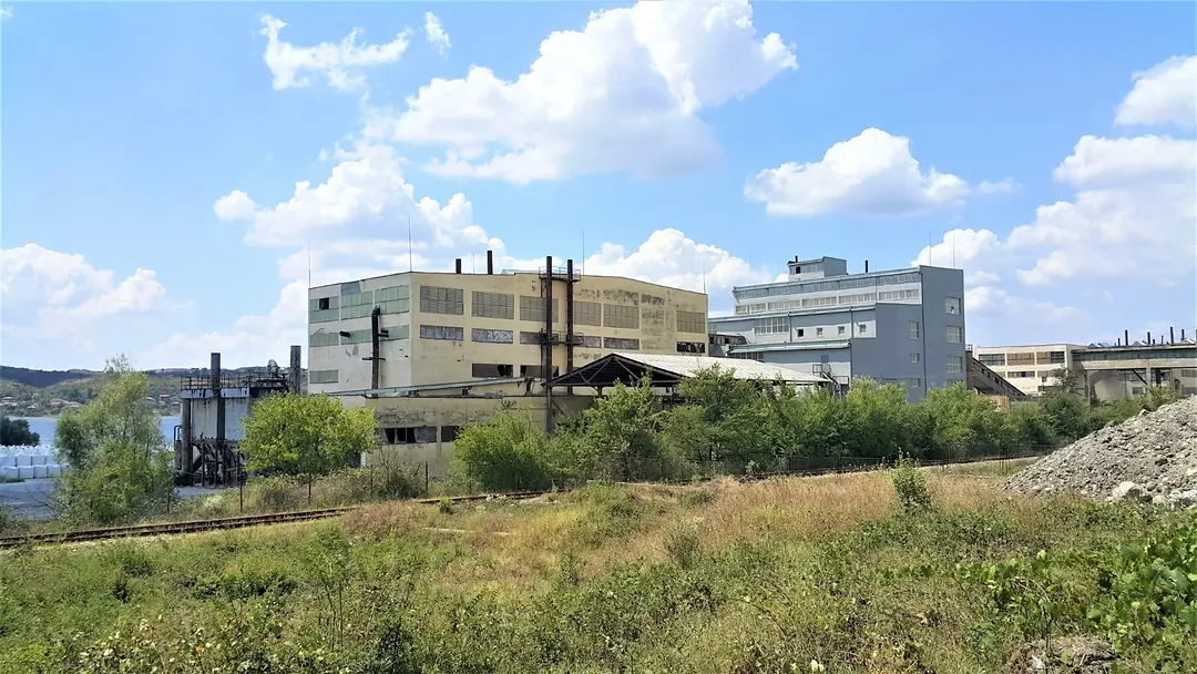 Производствените сгради на завод „Бентонит“ в Кърджали